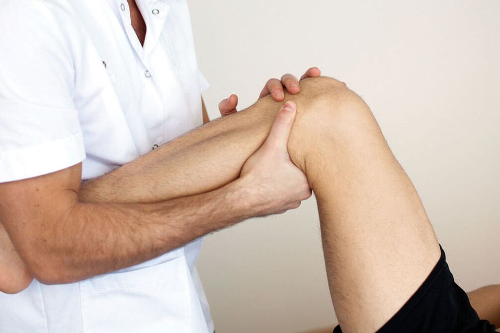 doctor examinando una rodilla con osteoartritis