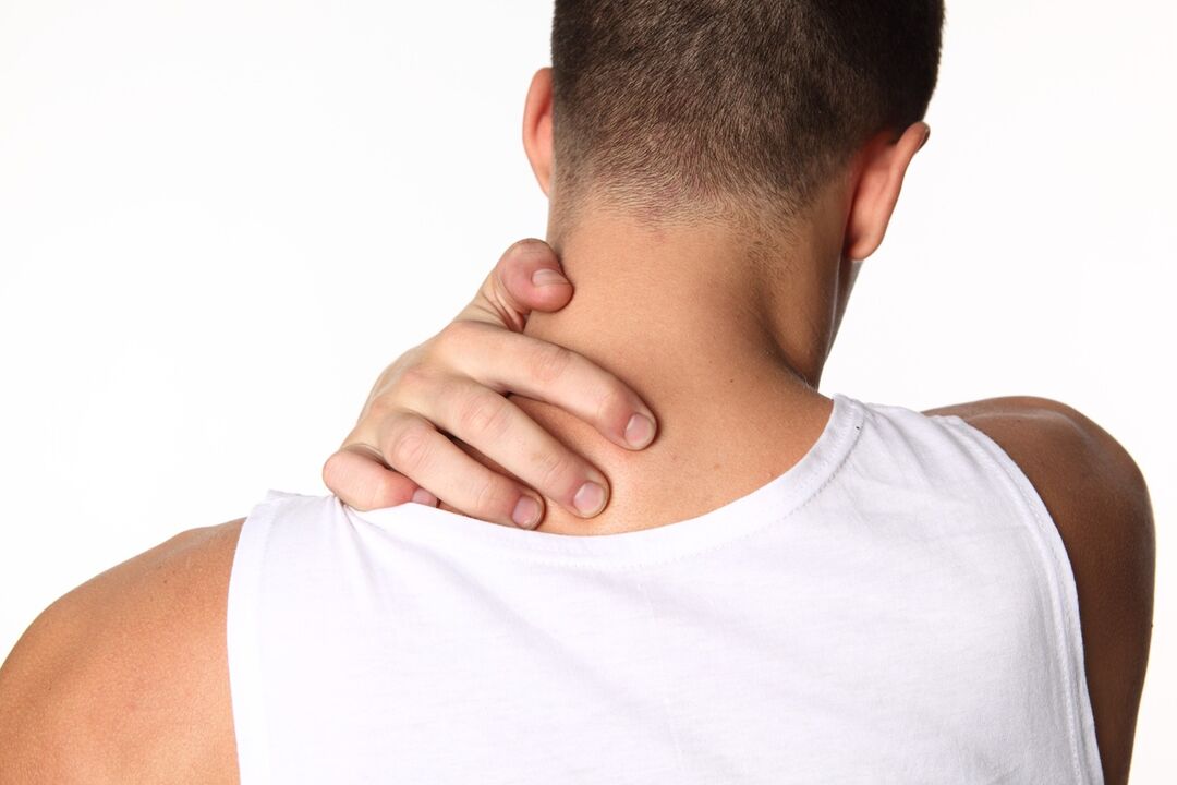 La osteocondrosis cervical se acompaña de malestar y dolor en el cuello. 