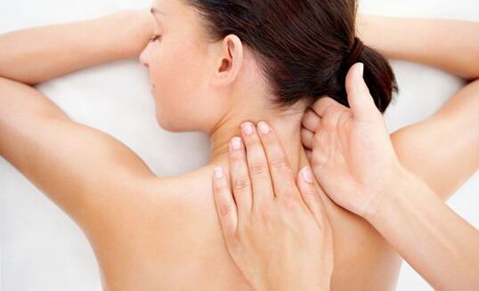 Masaje de cuello para ayudar a relajar los músculos, aliviar la tensión y el dolor. 