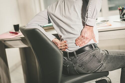 dolor de espalda en un hombre
