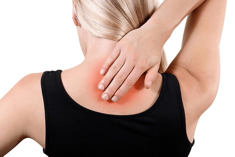Uno de los síntomas de la osteocondrosis es el dolor de espalda.