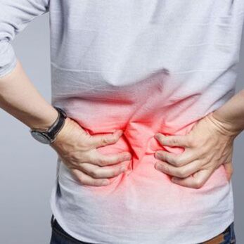 dolor de espalda en un hombre
